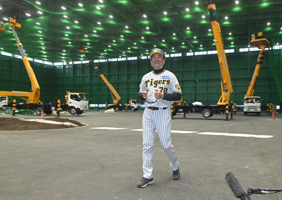 　室内練習場の工事を視察する平田２軍監督（撮影・石井剣太郎）