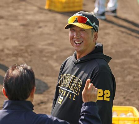 　デイリースポーツ評論家・岡義朗氏（左）と談笑する藤川監督（撮影・中田匡峻）