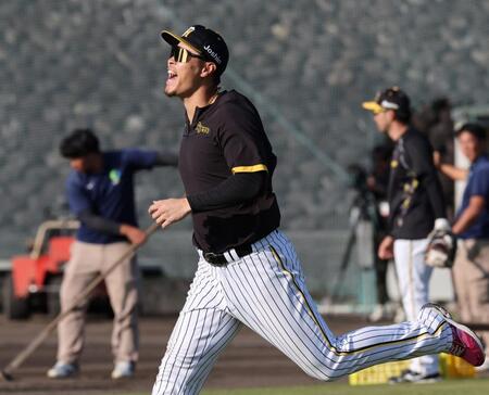 　特守終えた佐藤輝はダッシュを繰り返す（撮影・田中太一）