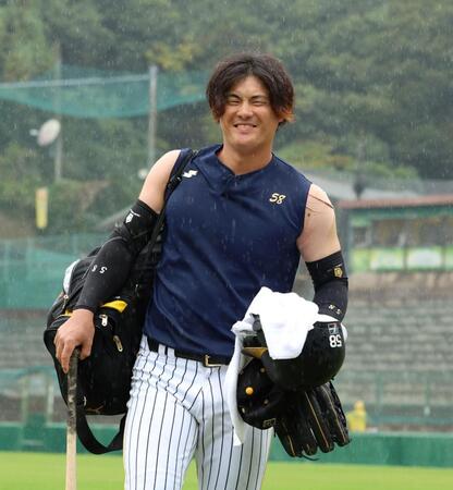 　雨に打たれながら室内練習場に向かう前川（撮影・中田匡峻）