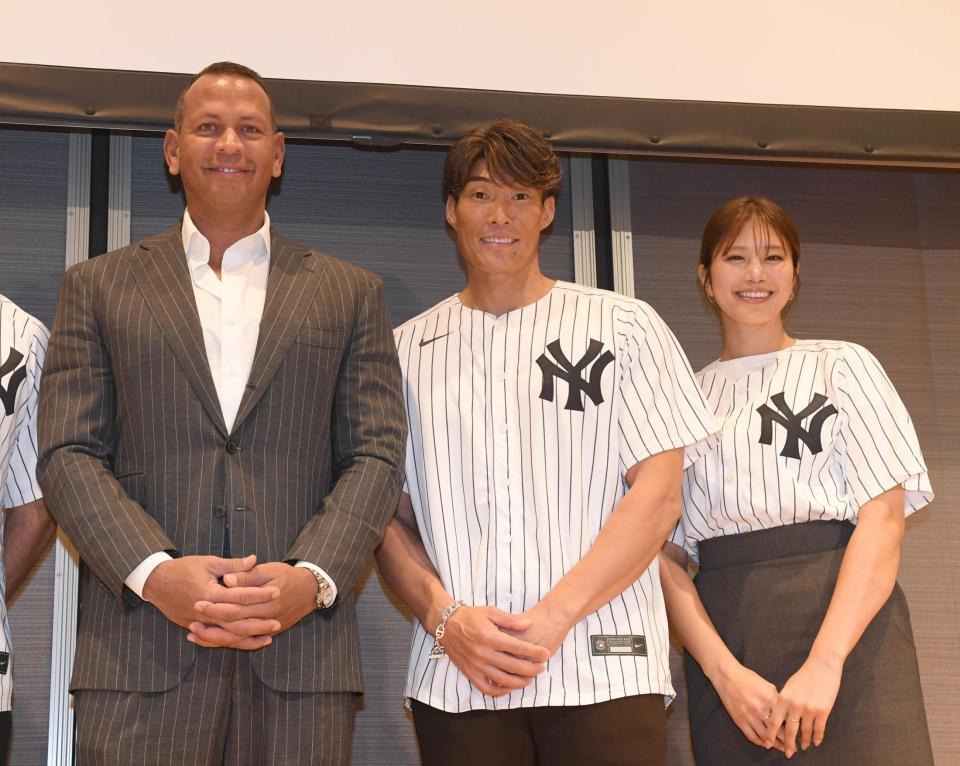 　イベントに登場した（左から）アレックス・ロドリゲス氏、阪神・糸井嘉男ＳＡ、稲村亜美（撮影・佐々木彰尚）