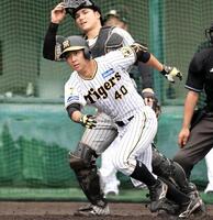 　５回、勝ち越し適時打を放つ（撮影・田中太一）