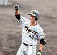 　勝ち越し適時打を放ち、ベンチにアピールする井坪（撮影・中田匡峻）