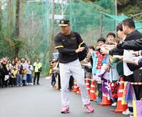 　多くのファンにサインをした佐藤輝（撮影・中田匡峻）