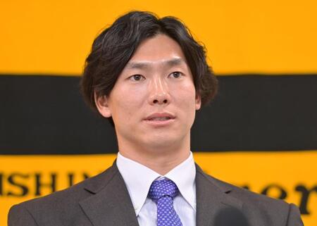 　契約更改を終えて会見に臨む湯浅（撮影・立川洋一郎）