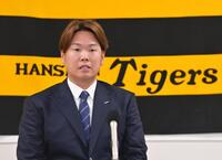 　契約更改を終えて会見する西勇（撮影・立川洋一郎）