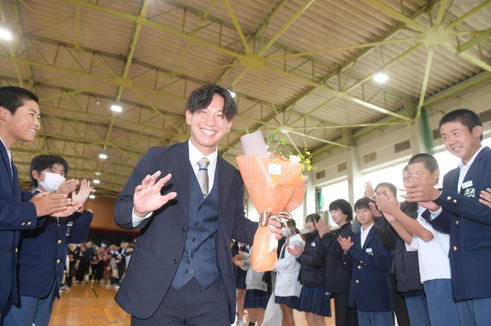 　母校をサプライズ訪問したドラフト１位指名の伊原（撮影・石井剣太郎）