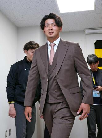 　契約更改後の取材を終えて引き揚げる井上（撮影・立川洋一郎）