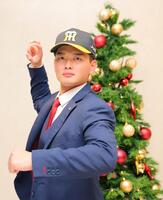 　仮契約を終え、クリスマスツリーを背に活躍を誓う阪神４位指名の町田隼乙（撮影・吉澤敬太）