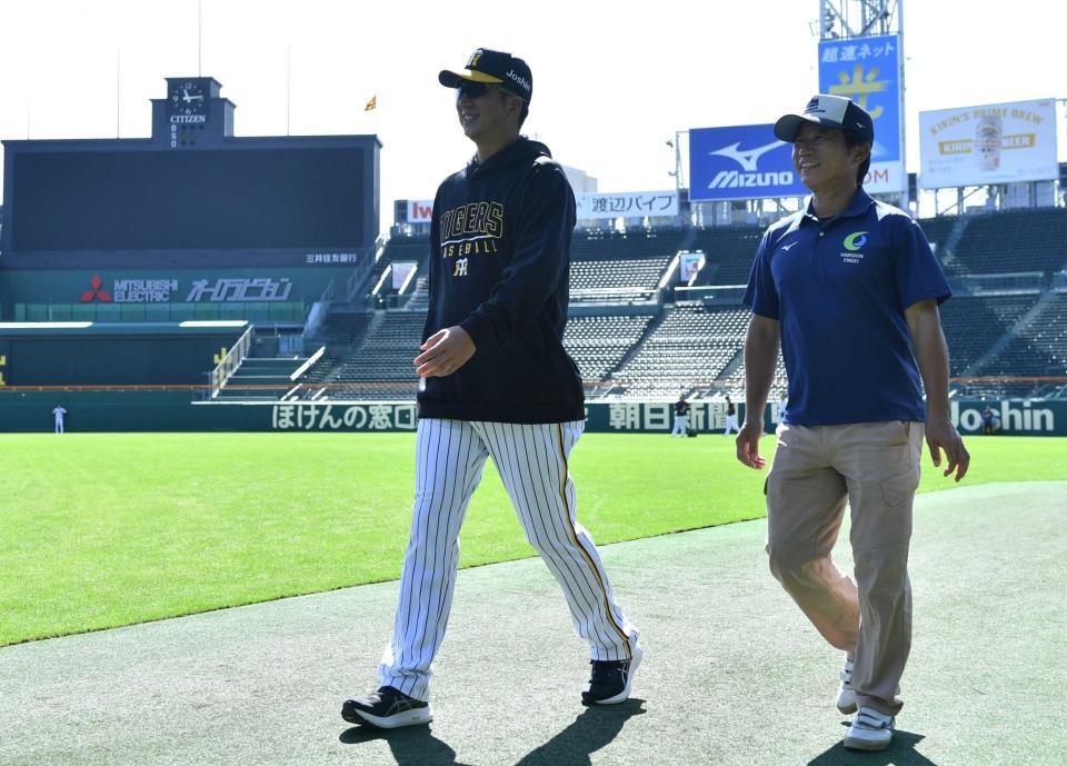 　阪神園芸・金沢氏（右）と歩きながら話す藤川監督＝１０月２５日