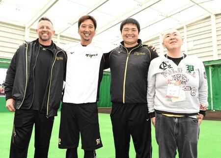 　阪神春季キャンプで再会したＪＦＫと記念撮影をする松村邦洋（右端）＝２０２０年２月