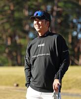 　笑顔で選手たちのプレーを見つめる藤川監督＝２１日