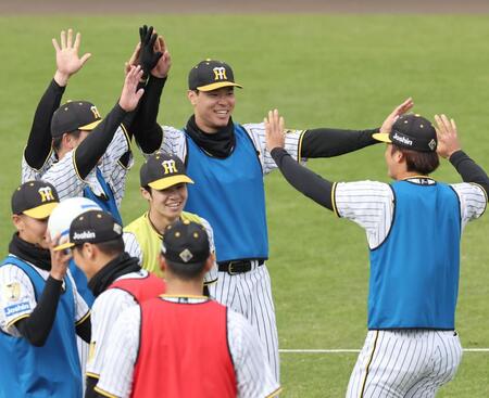 ファン感謝デーで喜ぶ佐藤輝（撮影・田中太一）