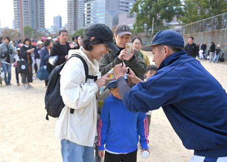 野球少年たちにサインする阪神ドラフト１位の伊原（撮影・北村雅宏）