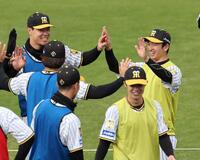 ファン感謝デーで喜ぶ佐藤輝（左）とタッチを交わす近本（撮影・田中太一）