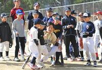 集まった野球少年たちに語りかける阪神ドラフト１位の伊原（中央）＝撮影・北村雅宏