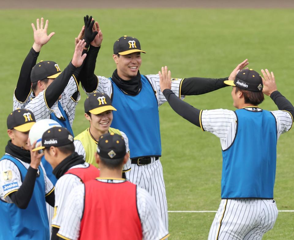 ファン感謝デーで喜ぶ佐藤輝（撮影・田中太一）