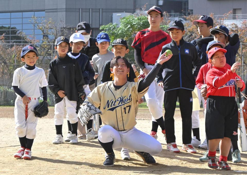 集まった野球少年たちの前で笑顔を見せる阪神ドラフト１位の伊原（中央）＝撮影・北村雅宏