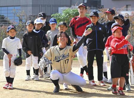 　野球少年たちと交流する阪神ドラフト１位の伊原（中央）＝撮影・北村雅宏