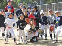 子どもたちの前でボールをキャッチする阪神ドラフト１位の伊原（中央）＝撮影・北村雅宏