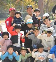 集合写真に納まる阪神ドラフト１位の伊原（最上段中央）＝撮影・北村雅宏