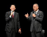 　山田雅人とトークする掛布雅之氏（右）＝撮影・石井剣太郎