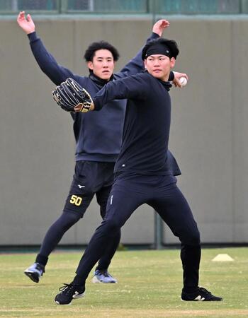 キャッチボールする阪神・及川雅貴。奥は阪神・富田蓮＝鳴尾浜（撮影・北村雅宏）