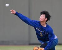 キャッチボールする阪神・岡留英貴＝鳴尾浜（撮影・北村雅宏）