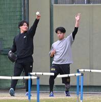 　前川にスローイングのアドバイスをする高橋（右）＝撮影・北村雅宏