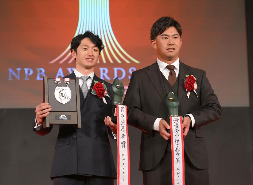 　ＮＰＢ　ＡＷＡＲＤに出席し、トロフィーを手に笑顔を見せる近本（左）と桐敷（撮影・伊藤笙子）