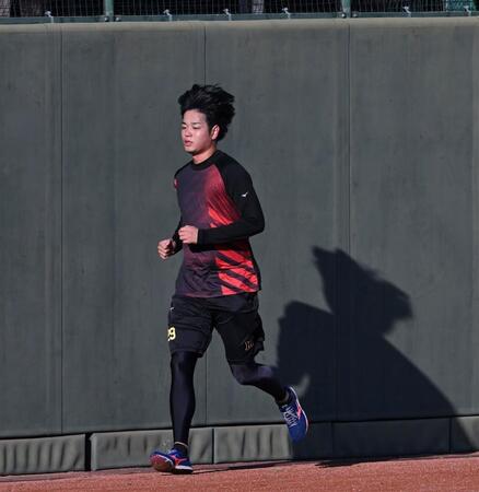 　外野を黙々とランニングする高橋（撮影・北村雅宏）