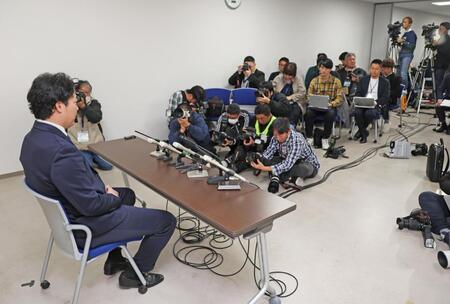 　ＦＡ残留会見で大勢集まった報道陣を前に話をする阪神・大山（撮影・立川洋一郎）