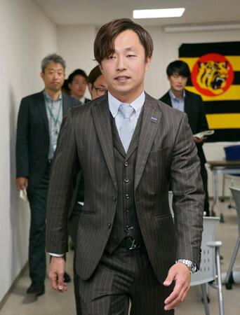 契約更改後の会見を終えて退室する阪神・島本浩也＝甲子園（撮影・立川洋一郎）