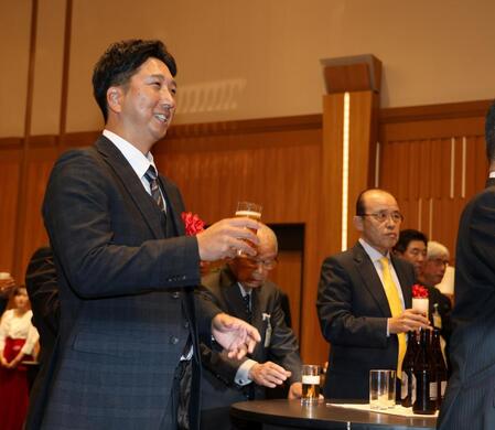 　阪神ＯＢ総会に出席し、グラスを手に乾杯する藤川監督（左、右は岡田顧問）＝撮影・山口登