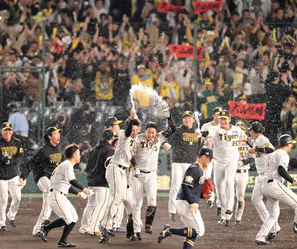 　昨年の日本シリーズ第４戦、サヨナラ打を放ち、歓喜する大山（３）ら