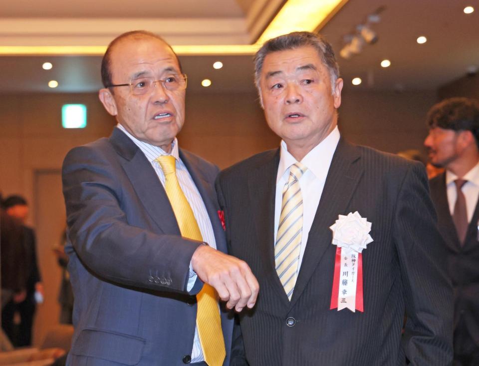 　川藤前ＯＢ会長（右）と懇親会の会場へ向かう岡田オーナー付顧問（撮影・立川洋一郎）