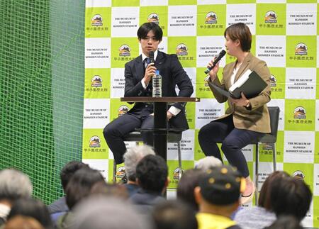 　トークショーを行う中野（左）＝撮影・石井剣太郎