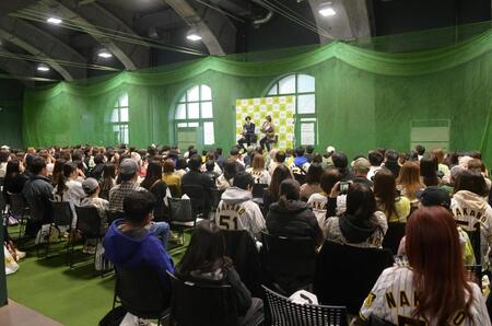 　トークショーを行う中野（撮影・石井剣太郎）