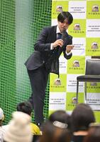 　バントの方法を教える中野（撮影・石井剣太郎）