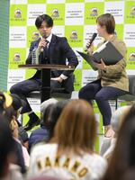 　トークショーを行う中野（左）＝撮影・石井剣太郎