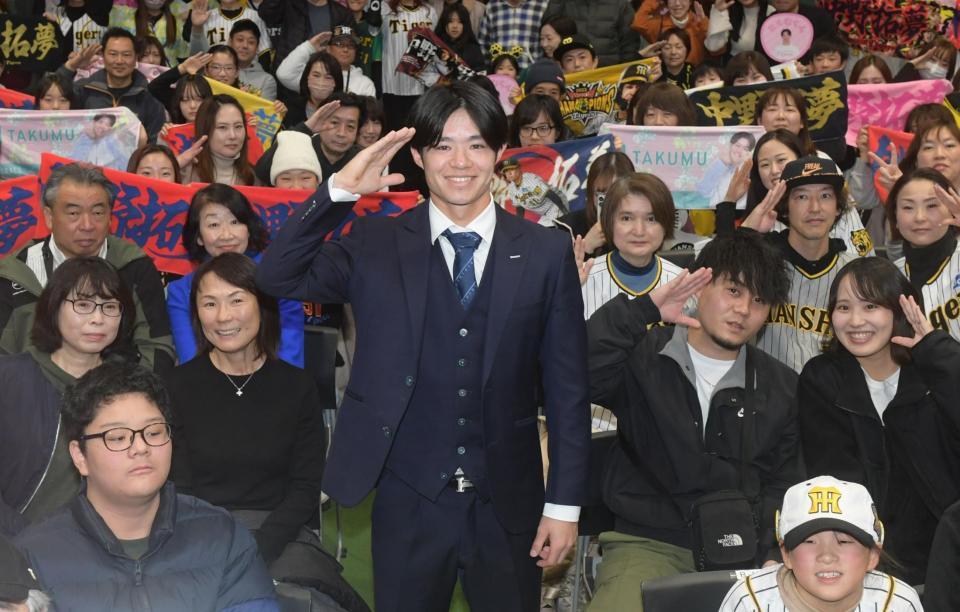 　トークショーを行った中野（中央）＝撮影・石井剣太郎