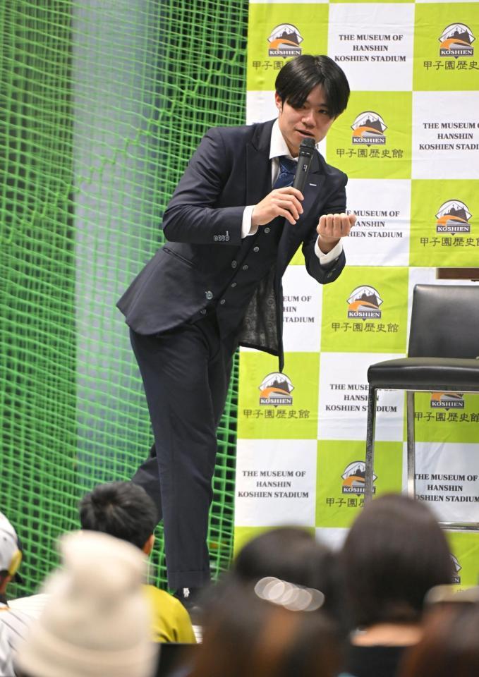 　バントの方法を教える中野（撮影・石井剣太郎）