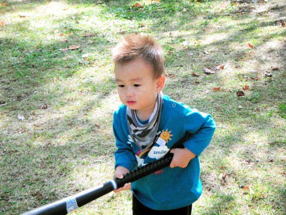 　幼少時代に公園でバットを振る今朝丸（家族提供）