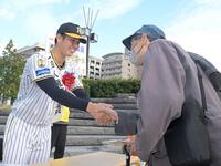 　一日人権擁護委員を務め、街頭啓発活動を行う石黒（左）＝撮影・石井剣太郎