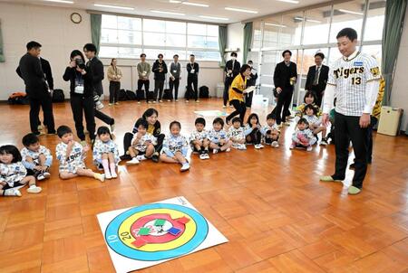 　園児に玩具をプレゼント。一緒に遊ぶ岩崎（右）＝撮影・金居みつよし