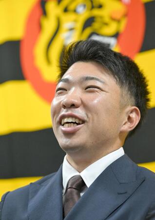 　契約更改を終え笑顔を見せる石井（撮影・石井剣太郎）