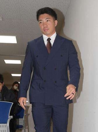 　契約更改を終え取材に向かう石井（撮影・石井剣太郎）