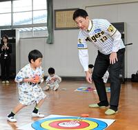 　園児に玩具をプレゼント。一緒に遊ぶ岩崎（撮影・金居みつよし）