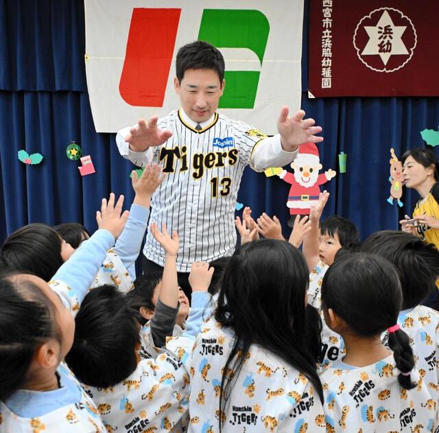 阪神・岩崎 来季も60試合以上登板！園児と交流 登板数に応じた玩具