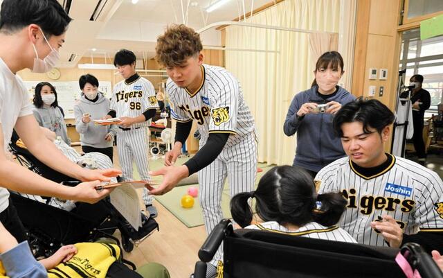 阪神・井上と川原らが西宮支援学校交流会に参加 積極的に抱っこや握手